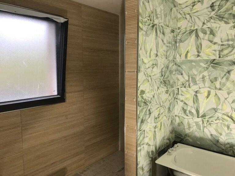 Pose de faïence moderne dans une salle de bain à Brest