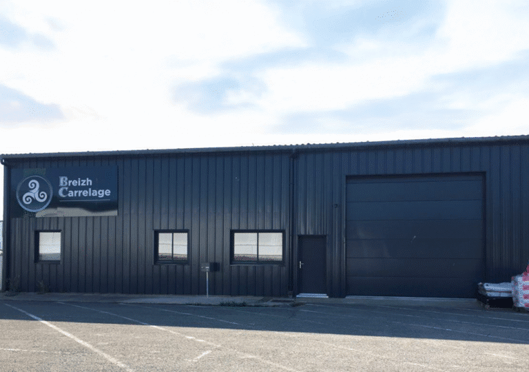 Entrepôt de Breizh Carrelage à Brest, spécialisé dans le carrelage et revêtements de sols